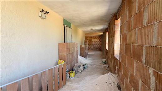 Villetta Con Trullo e Deposito in Zona Collinare